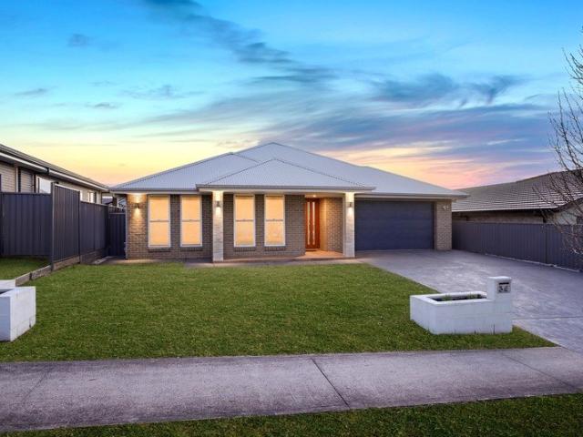Spacious Family Living with Pool & Room for Everyone 34 Highland Crescent, Thirlmere