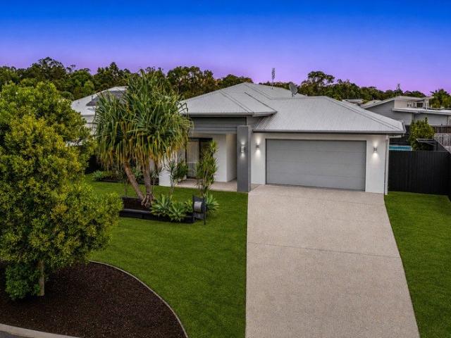COASTAL FAMILY LIVING WITH POOL, SIDE ACCESS & MULTIPLE LIVING AREAS