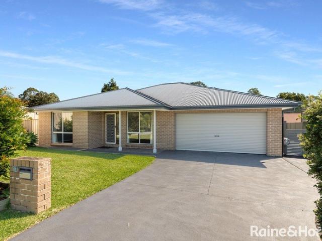 Spacious Family Living with Poolside Entertaining in a Quiet Cul de Sac