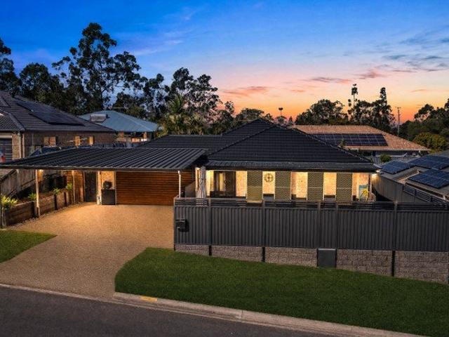 SPACIOUS FAMILY LIVING WITH POOLSIDE ENTERTAINING IN JACOBS RIDGE ESTATE