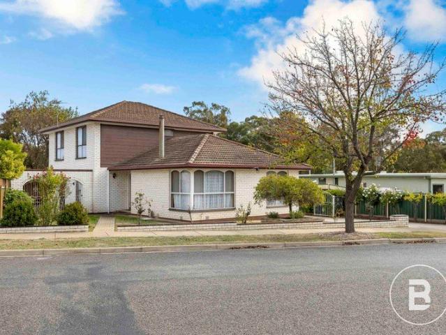 Spacious Family Living with Poolside Entertaining in Prime Location