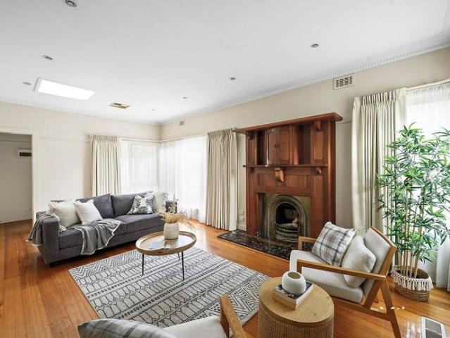 SPACIOUS FAMILY LIVING WITH PARKLAND VIEWS IN EAGLEMONT