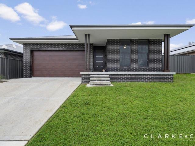 SPACIOUS FAMILY LIVING WITH PREMIUM INCLUSIONS!