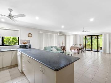 Spacious Family Living with Room for the Boat, Caravan & Kids to Play