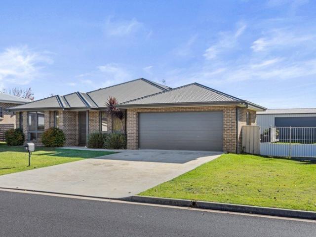 Spacious Family Living with Rear Workshop Space