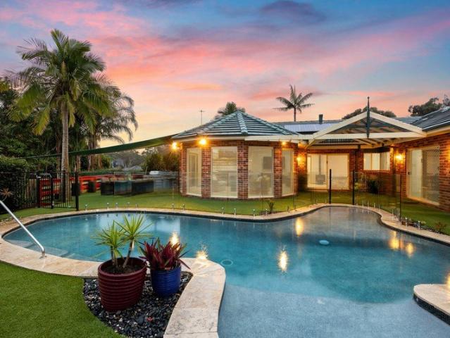 Spacious family living with resort pool