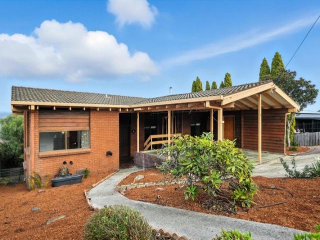 Spacious Family Living with Tamar River Views