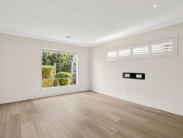 Spacious Family Living with the Ultimate Entertainer's Backyard