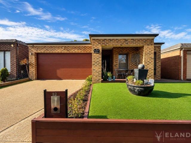 Spacious Family Living with Theatre Room & Alfresco in Prime Brookfield Location