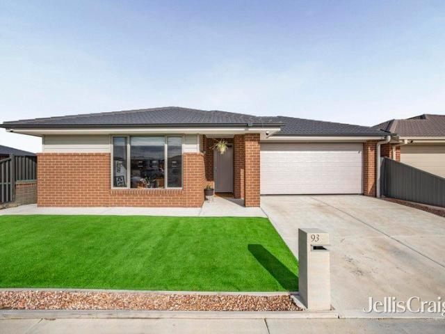 Spacious family living with three separate living zones in the heart of Lucas