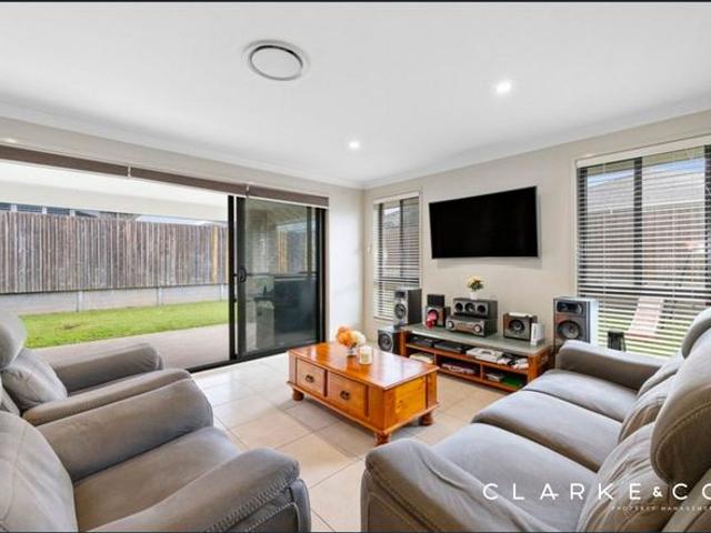SPACIOUS FAMILY LIVING WITH TRIPLE GARAGE IN CHISHOLM!