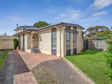 Spacious Family Living with Versatile Entertaining in Newcomb