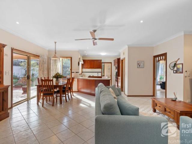 Spacious Family Sanctuary Between One Mile & Burgess Beach