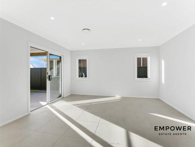 Spacious Family Retreat with Modern Kitchen and Convenient access to local amenities | Figtree Hill
