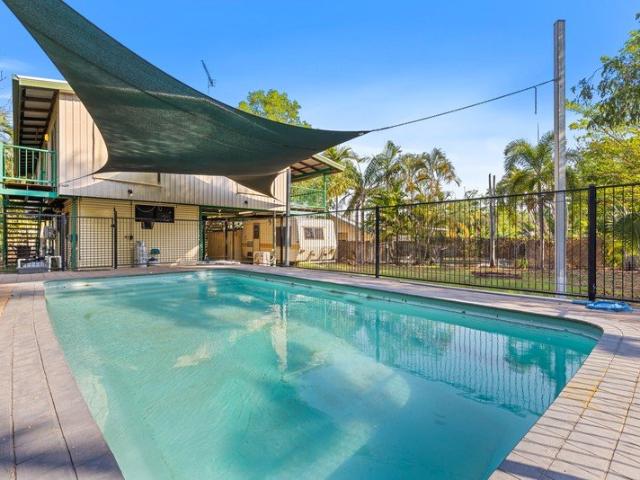 Spacious Family Retreat with Pool and Granny Flat in Bakewell
