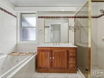Spacious Family Retreat with Pool, Entertaining