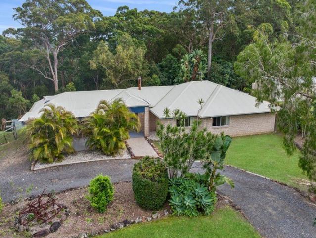 Spacious Family Retreat with Pool, Fireplace & Outdoor Entertaining in Maroochy River