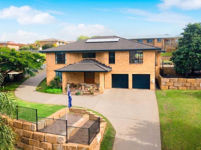 Spacious Family Retreat with Pool on 1,737m² Elevated Block