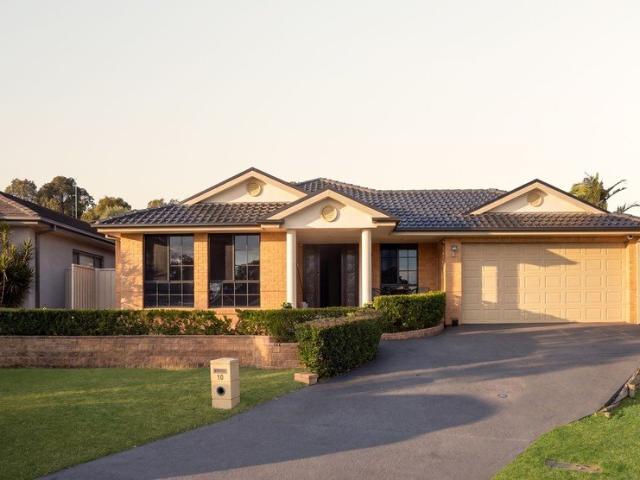 Spacious Family Retreat with Poolside Oasis and Versatile Living Areas