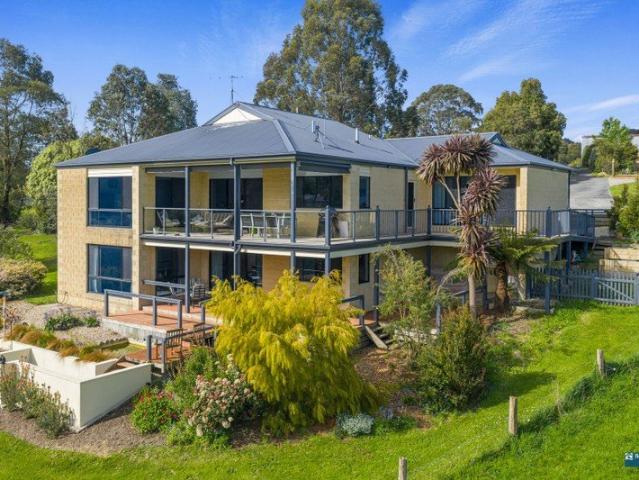 Spacious Family Retreat with Scenic Views