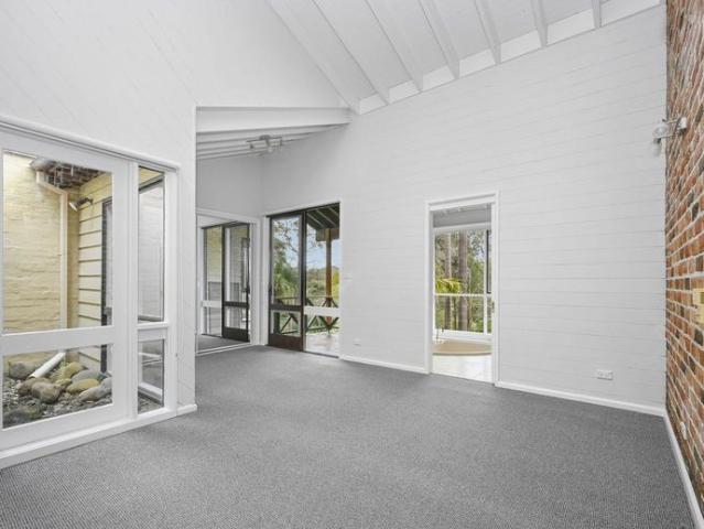SPACIOUS FAMILY RETREAT WITH TENNIS COURT AND POOL