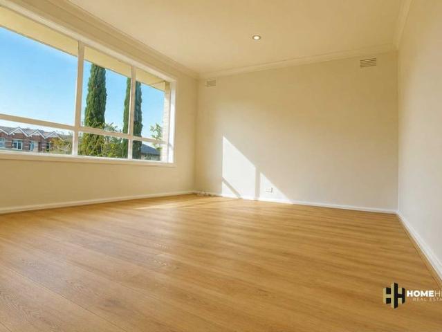 Spacious Family Rental with 2 Living Areas in Convenient Lalor Location