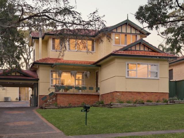 Spacious Family Residence with Separate Studio and Expansive 904m2 Block