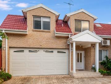 Spacious Family Townhouse with House Like Proportions 328m2