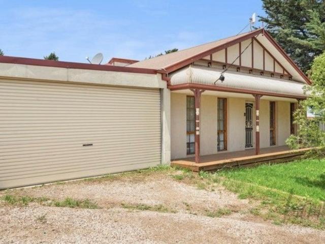Spacious Farm Style Living on Approximately 2,272 m²