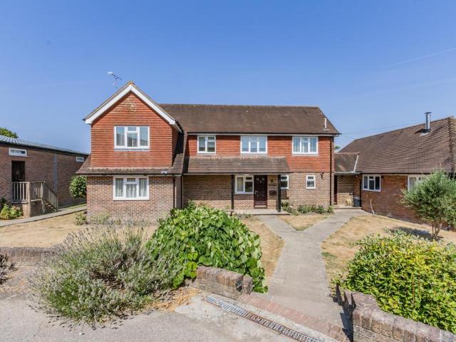 Spacious Farmhouse On Private. 4 bed farm house to rent £3,000 pcm £692 pw