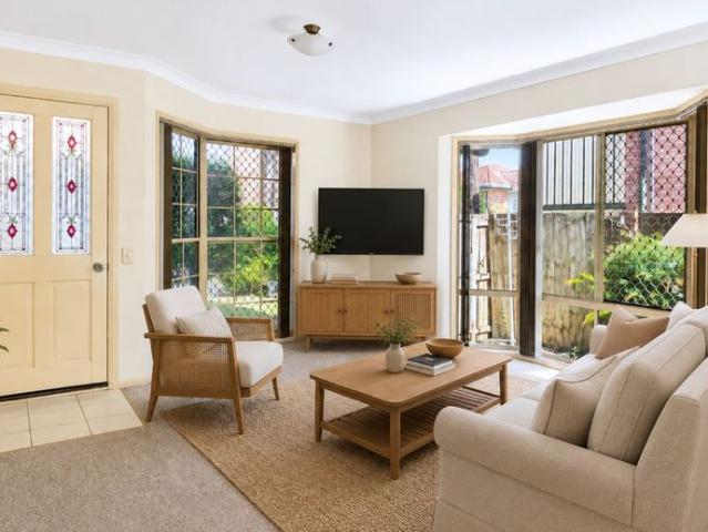Spacious Federation Style Family Home Walking Distance from the Broadwater
