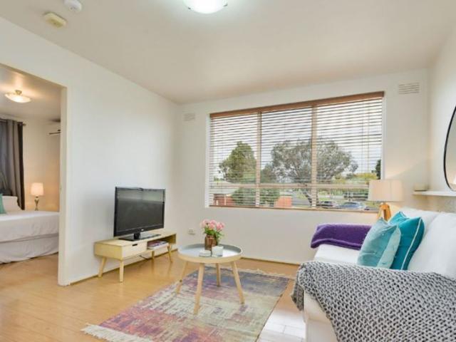 SPACIOUS FIRST FLOOR APARTMENT