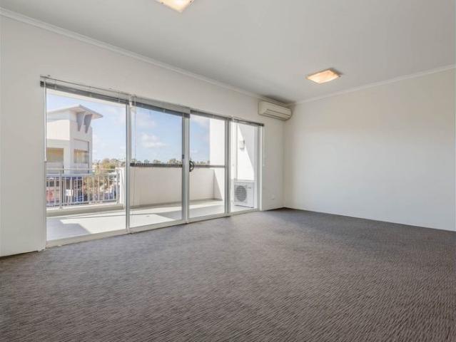 SPACIOUS FIRST FLOOR APARTMENT IN PRIME CLARKSON LOCATION