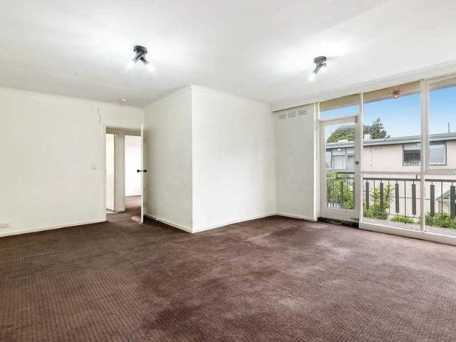 Spacious First Floor Apartment Prime Location