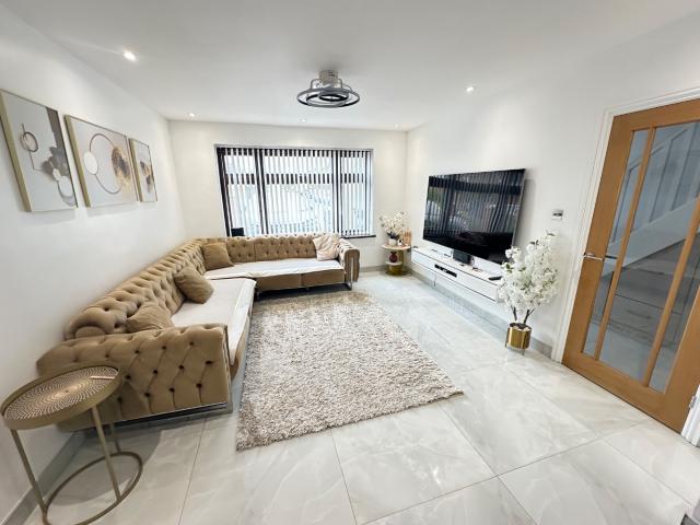 Spacious Five Bedroom Extended Family Home in Luton
