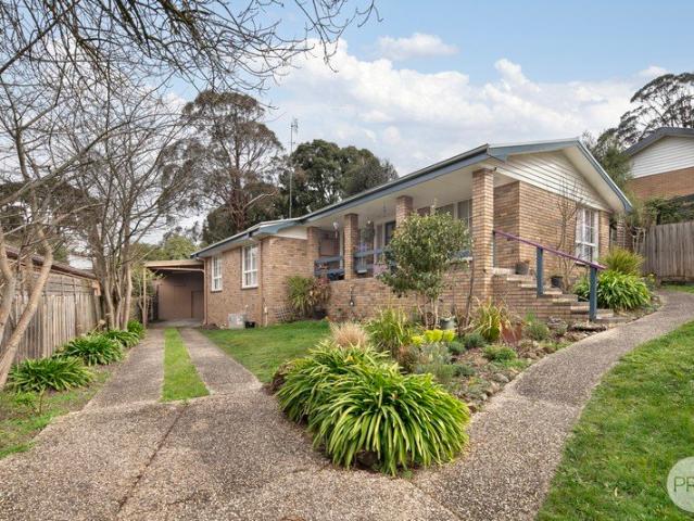 Spacious Five Bedroom Family Home in Peaceful Mount Clear
