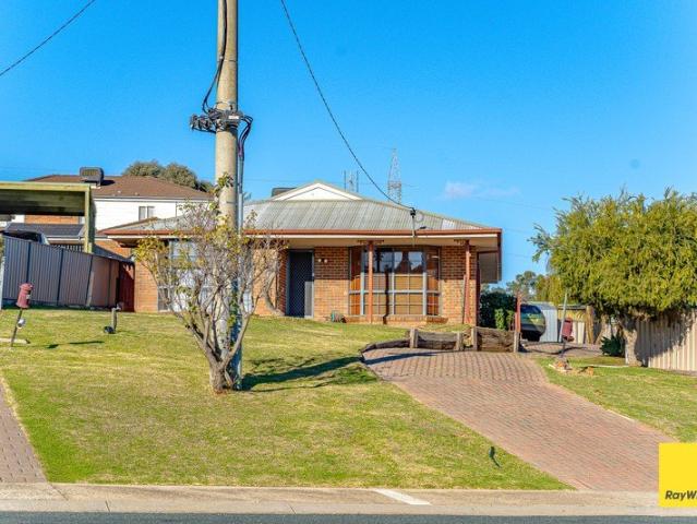Spacious Five Bedroom Family Home in Prime Flora Hill Location