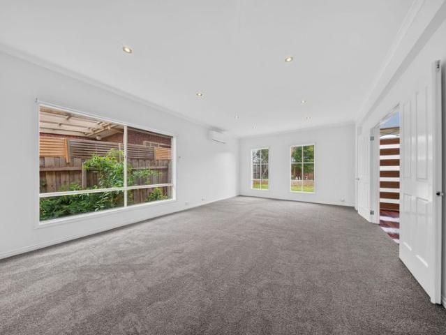 Spacious Five Bedroom Family Home in the McKinnon Primary & Secondary School Zone