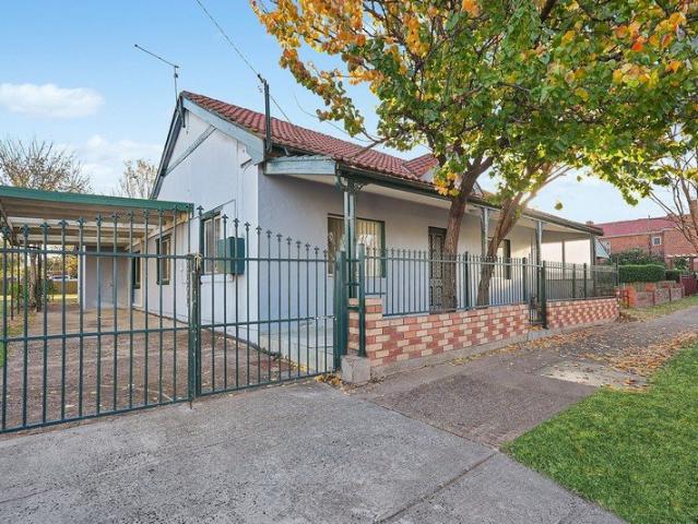 Spacious Five Bedroom Home in Prime CBD Location
