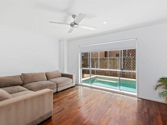 Spacious Five Bedroom Home Stroll to Beach and Tallebudgera Creek!