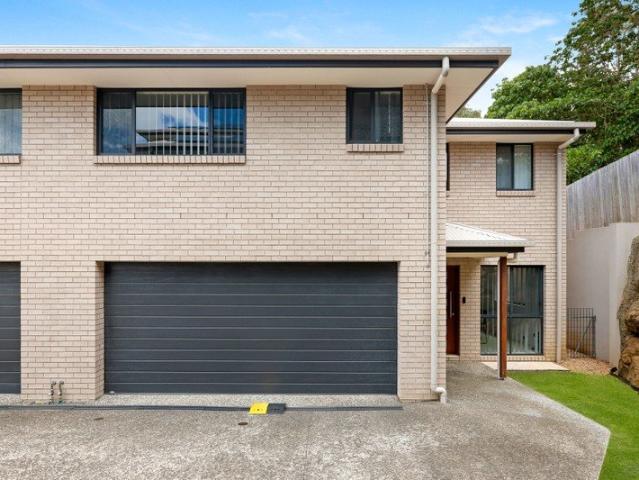 Spacious Five Bedroom Townhouse Carefree living