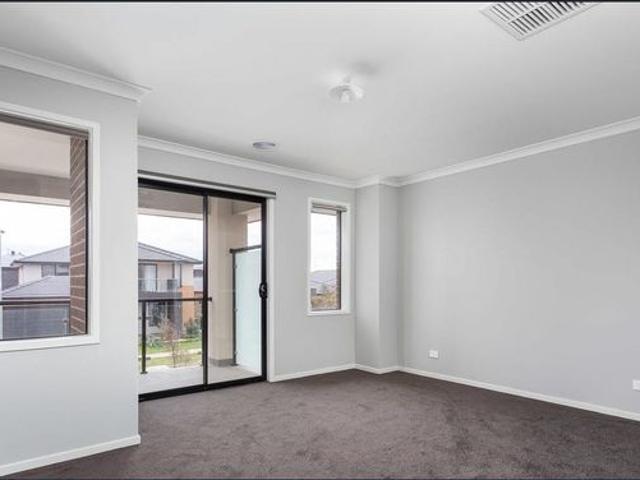 Spacious Five Bedroom Townhouse in a Sought After Location