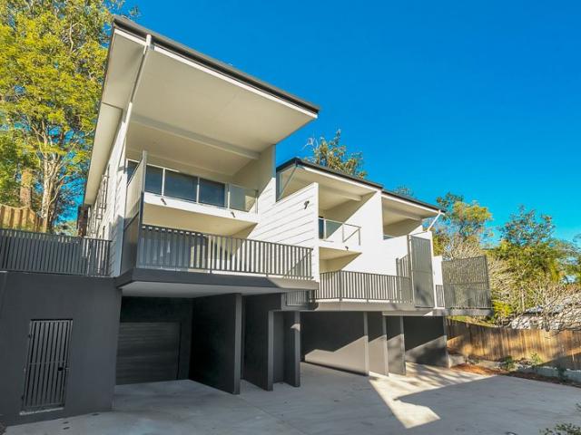SPACIOUS FIVE BEDROOM TOWNHOUSE IN PRIME TOOWONG LOCATION