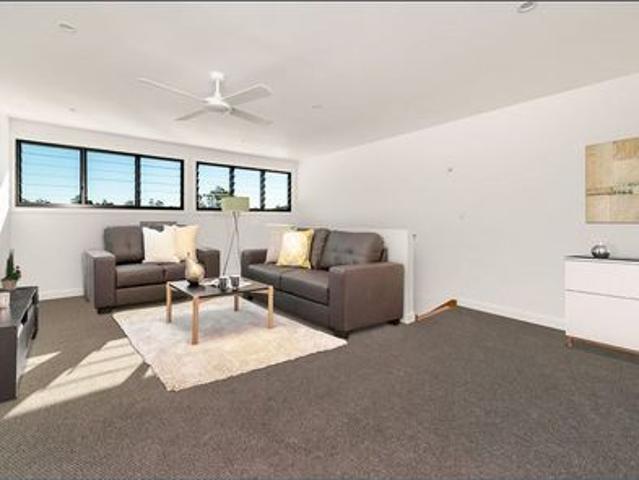 SPACIOUS FIVE BEDROOM TOWNHOUSE IN PRIME TOOWONG LOCATION