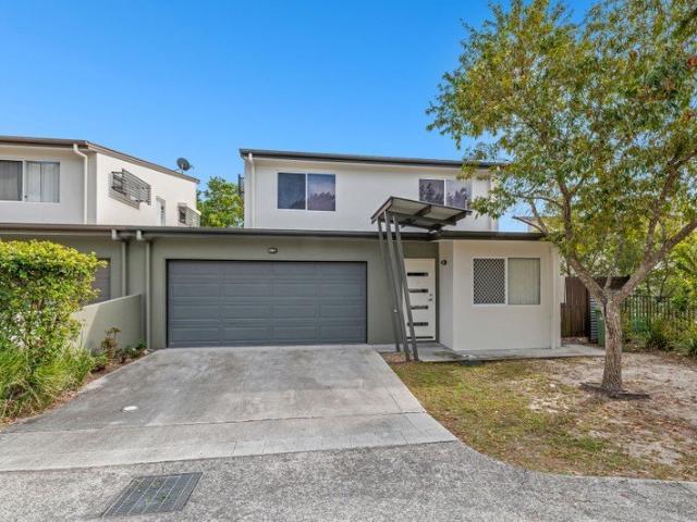 Spacious Five Bedroom Townhouse in the Prestigious Diamond Hill Complex