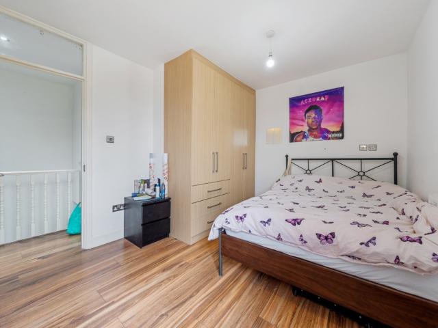 Spacious Four Bed Apartment in Hyperion House, Mile End