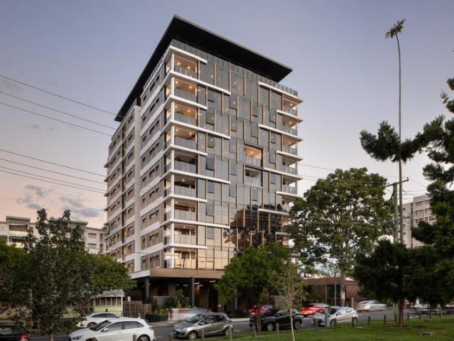 !SPACIOUS FOUR BEDROOM APARTMENT IN THE HEART OF BRISBANE CITY! RARE OPPORTUNITY