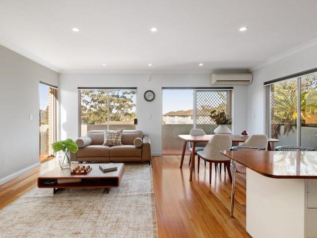 SPACIOUS FOUR BEDROOM APARTMENT WITH MULTIPLE BALCONIES & LEAFY OUTLOOKS