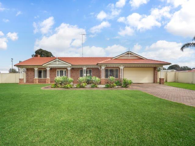Spacious Four Bedroom Family Home Kemps Creek