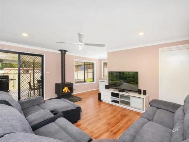 SPACIOUS FOUR BEDROOM FAMILY HOME IN A PRIME LAKESIDE LOCATION